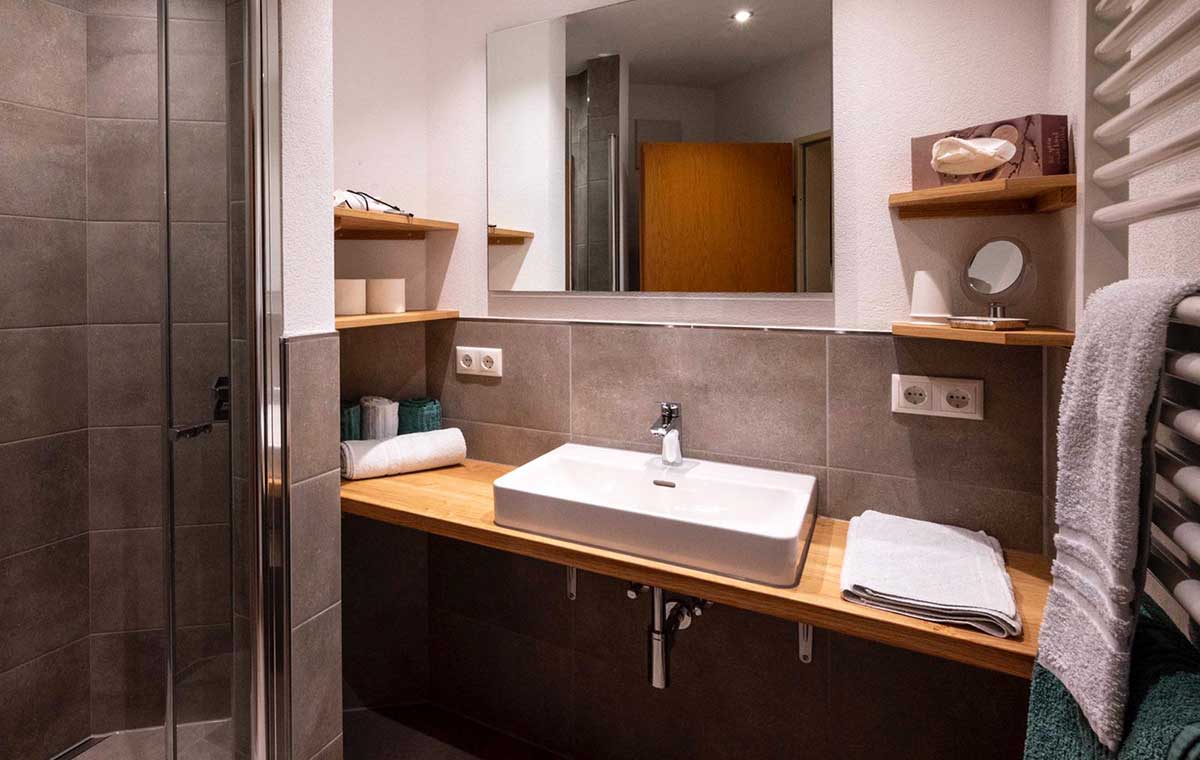 Modernes, top-sauberes Badezimmer